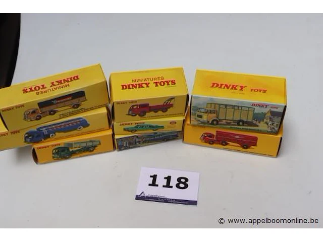 8 miniatuur voertuigen dinky toys - afbeelding 1 van  3