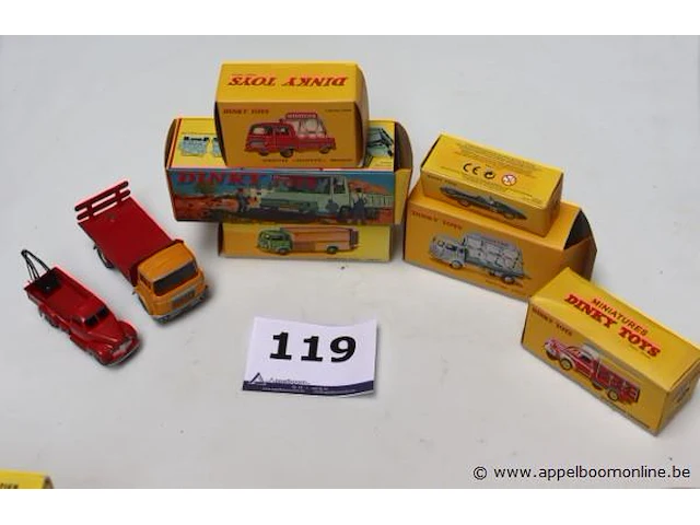 8 miniatuur voertuigen dinky toys - afbeelding 1 van  3