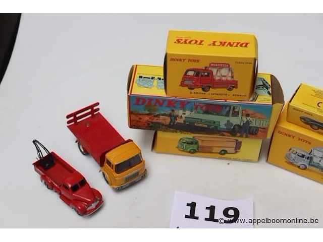 8 miniatuur voertuigen dinky toys - afbeelding 2 van  3