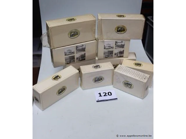 8 miniatuur voertuigen dinky toys - afbeelding 1 van  6