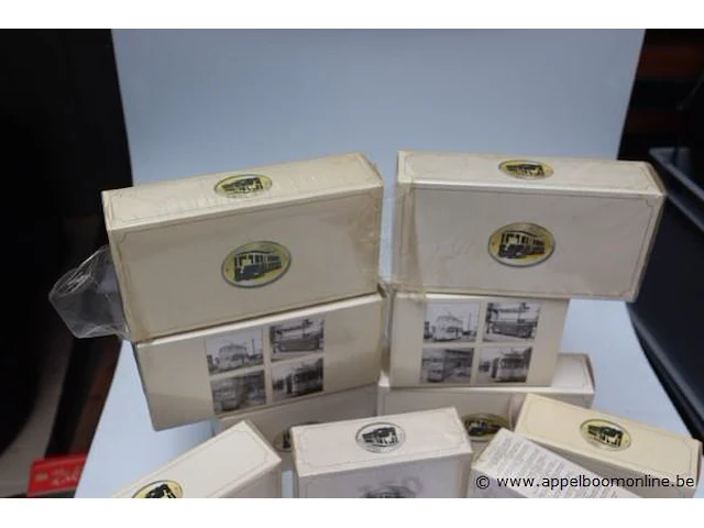 8 miniatuur voertuigen dinky toys - afbeelding 2 van  6