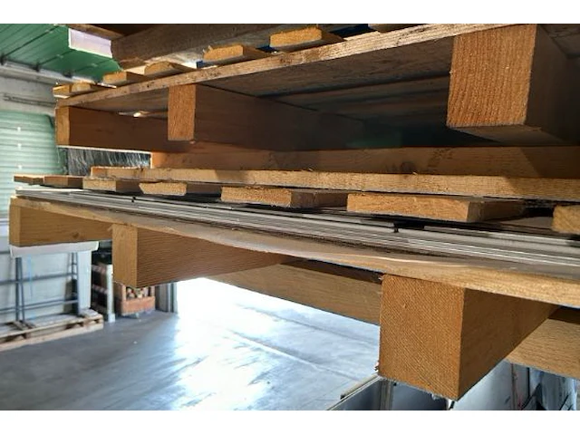 8 pallets met platen - afbeelding 3 van  4