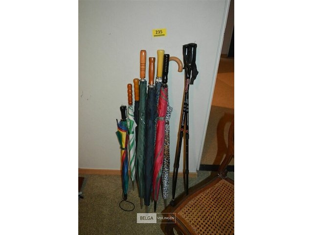 ±8 paraplu's en 2 wandelstokken - afbeelding 1 van  2