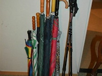 ±8 paraplu's en 2 wandelstokken - afbeelding 1 van  2