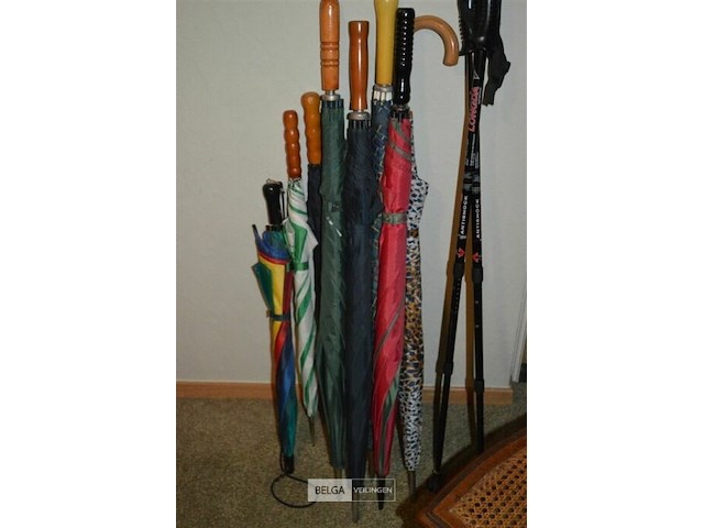 ±8 paraplu's en 2 wandelstokken - afbeelding 2 van  2