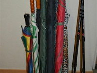 ±8 paraplu's en 2 wandelstokken - afbeelding 2 van  2