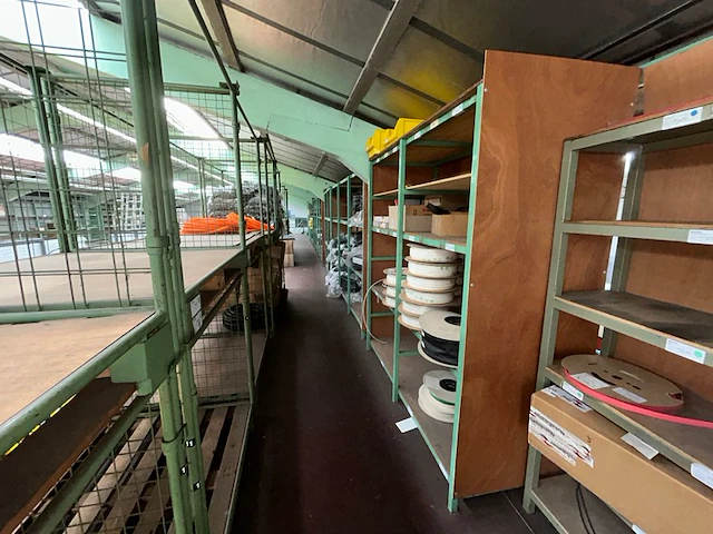 8 rekken met inhoud, 16 gaasboxen - afbeelding 1 van  20