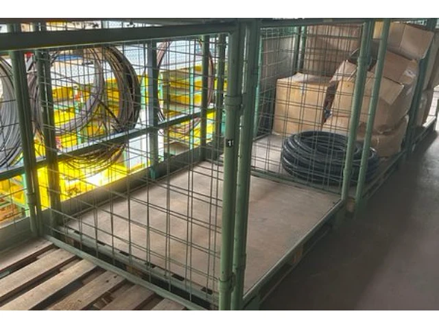 8 rekken met inhoud, 16 gaasboxen - afbeelding 14 van  20