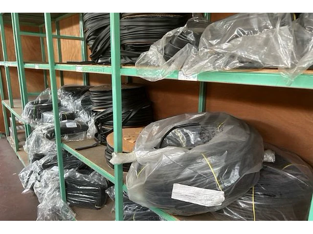 8 rekken met inhoud, 16 gaasboxen - afbeelding 18 van  20
