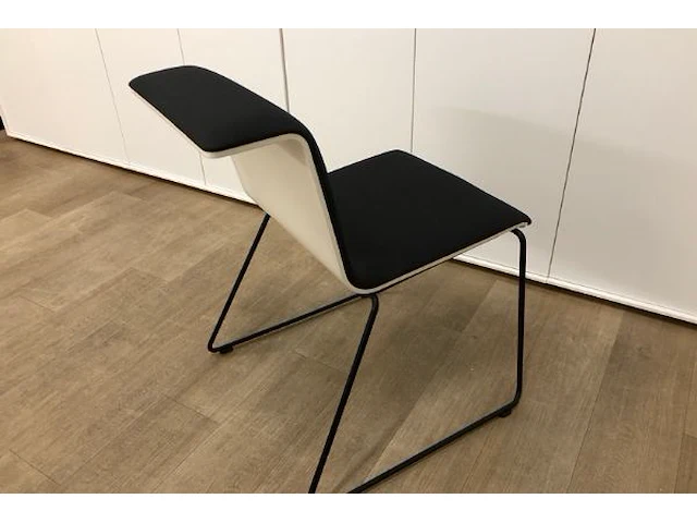 8 stoelen alain berteau en bulo - afbeelding 2 van  5