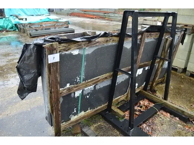 8 stuks zwart granieten platen voor tuinschermen en lage muurtjes gebrand en geborsteld met lijnen 1 zijde afgewerkt afm. 220x90x3 - afbeelding 1 van  4