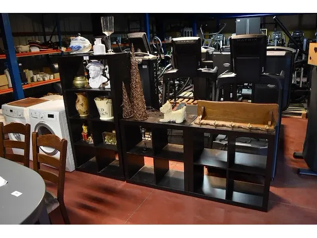 8 vakkenkast ikea, 2 vakkenkasten van 4 vakken ikea, 15 sierstukken, wandkapstok - afbeelding 1 van  11