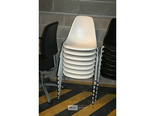 8 witte vitra stapelstoelen kuipvorm - afbeelding 1 van  6