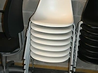 8 witte vitra stapelstoelen kuipvorm