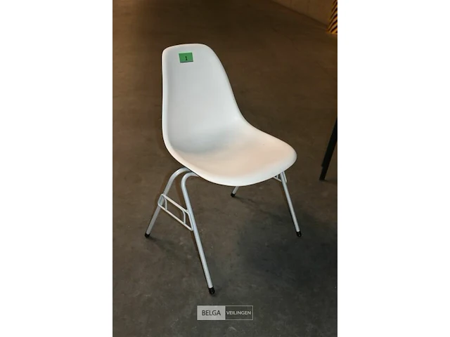 8 witte vitra stapelstoelen kuipvorm - afbeelding 2 van  6