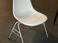 8 witte vitra stapelstoelen kuipvorm - afbeelding 2 van  6