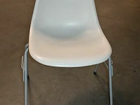 8 witte vitra stapelstoelen kuipvorm - afbeelding 3 van  6