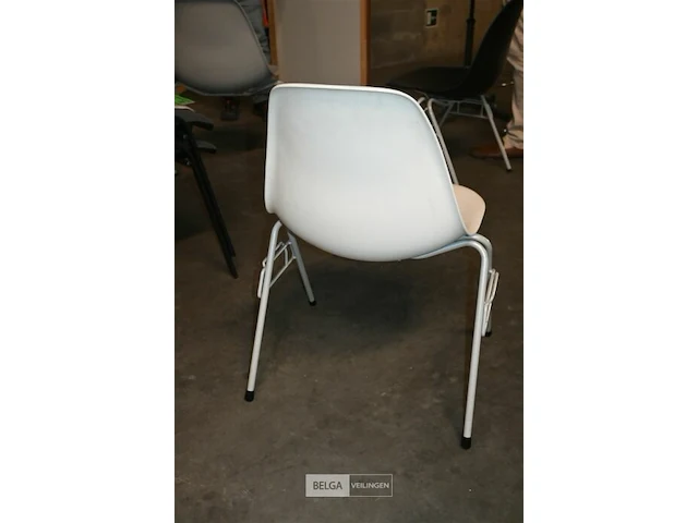 8 witte vitra stapelstoelen kuipvorm - afbeelding 4 van  6