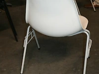8 witte vitra stapelstoelen kuipvorm - afbeelding 4 van  6