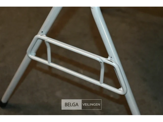 8 witte vitra stapelstoelen kuipvorm - afbeelding 5 van  6