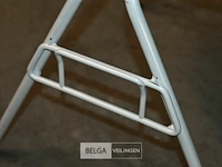 8 witte vitra stapelstoelen kuipvorm - afbeelding 5 van  6