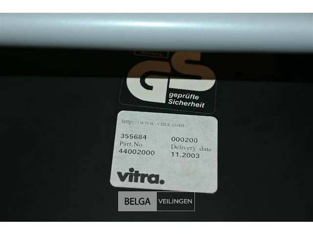 8 witte vitra stapelstoelen kuipvorm - afbeelding 6 van  6