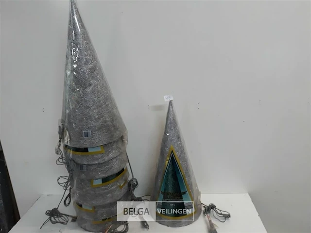8 x kerstkegel 50 cm met 20 lampen zilver - afbeelding 2 van  3