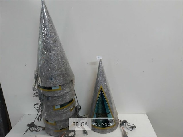 8 x kerstkegel 50 cm met 20 lampen zilver - afbeelding 1 van  3