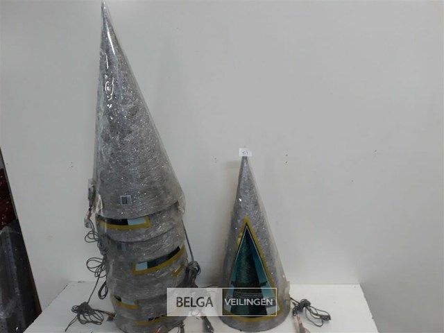 8 x kerstkegel 50 cm met 20 lampen zilver - afbeelding 1 van  3