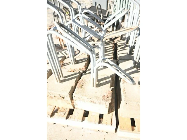 8 x metalen fietsrek met betonblok - afbeelding 2 van  4