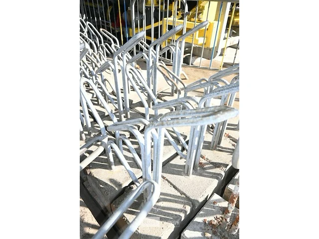 8 x metalen fietsrek met betonblok - afbeelding 4 van  4