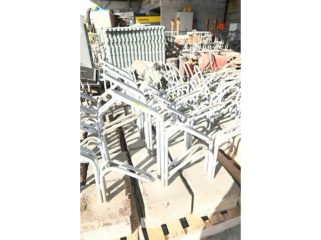 8 x metalen fietsrek met betonblok - afbeelding 1 van  4