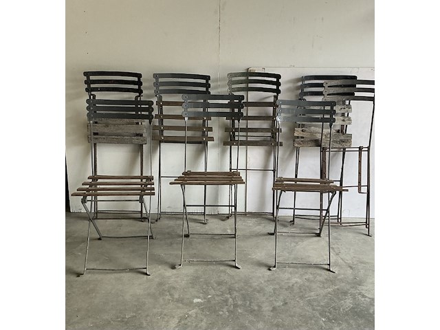 8 x oude ijzeren tuinklapstoelen ( op te maken) - afbeelding 1 van  2