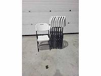 8 x witte stoelen