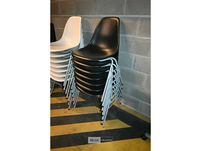 8 zwarte vitra stapelstoelen kuipvorm - afbeelding 1 van  5
