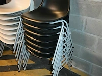 8 zwarte vitra stapelstoelen kuipvorm - afbeelding 1 van  5