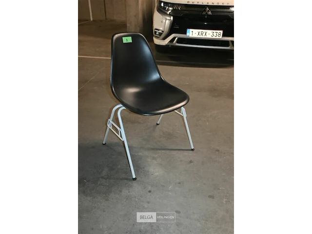 8 zwarte vitra stapelstoelen kuipvorm - afbeelding 2 van  5