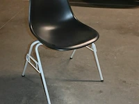 8 zwarte vitra stapelstoelen kuipvorm - afbeelding 2 van  5