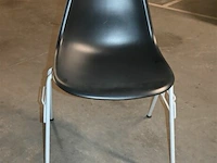 8 zwarte vitra stapelstoelen kuipvorm - afbeelding 3 van  5