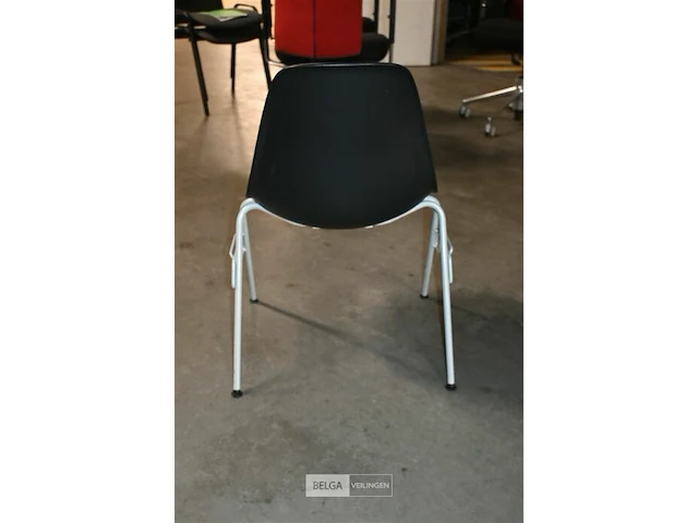 8 zwarte vitra stapelstoelen kuipvorm - afbeelding 4 van  5