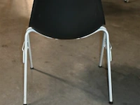 8 zwarte vitra stapelstoelen kuipvorm - afbeelding 4 van  5
