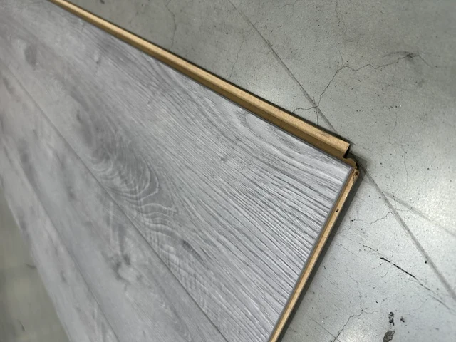 81 m² laminaatvloer 12 mm - afbeelding 3 van  3