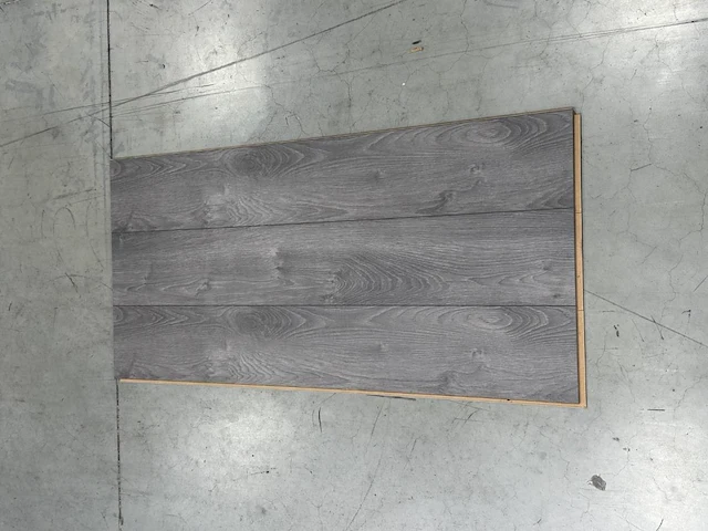 81 m² laminaatvloer 12 mm - afbeelding 1 van  3