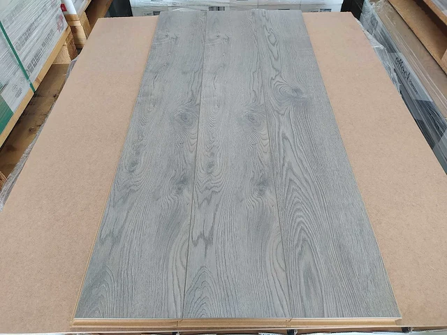 81 m² laminaatvloer nrvn 12 mm - afbeelding 1 van  2