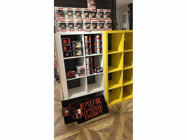 82 stuks diversen merk: stranger things, funko,etc - afbeelding 1 van  2