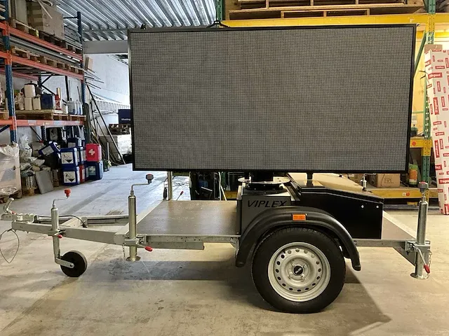 82” viplex led-panel op aanhangwagen - afbeelding 1 van  11