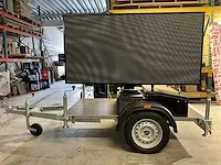82” viplex led-panel op aanhangwagen