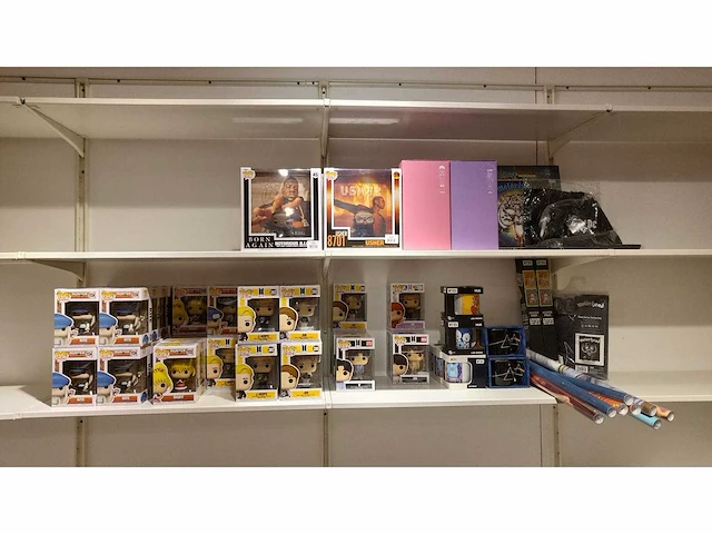 83 stuks diversen merk: funko pop, k-pop, bts, music, usher, notorius big, queen, ac/dc, motorhead, elton john, tokyo ghoul, hunter x hunter,bt21 - afbeelding 1 van  2