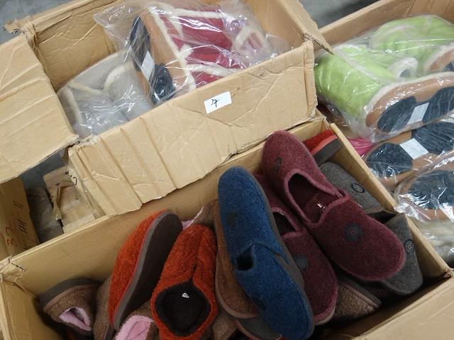 83x diverse pantoffels - afbeelding 1 van  3
