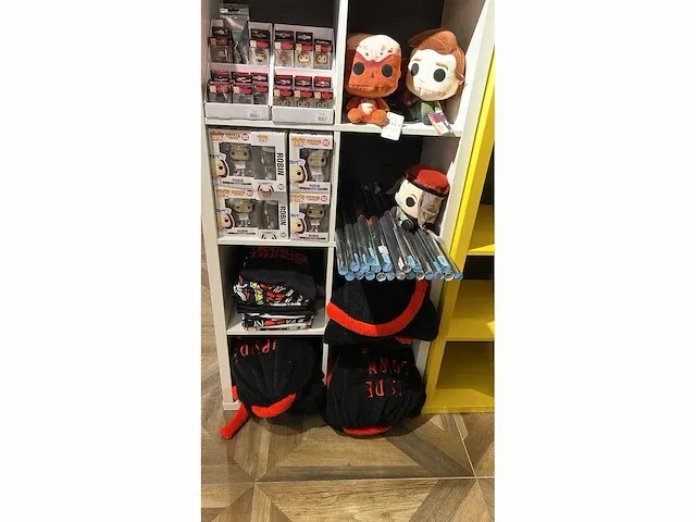 85 stuks diversen merk: stranger things, funko,etc - afbeelding 1 van  2